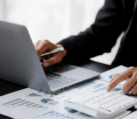 税務・会計業務を行う税理士のデスクワーク風景