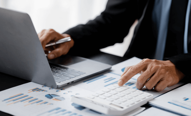 税務・会計業務を行う税理士のデスクワーク風景